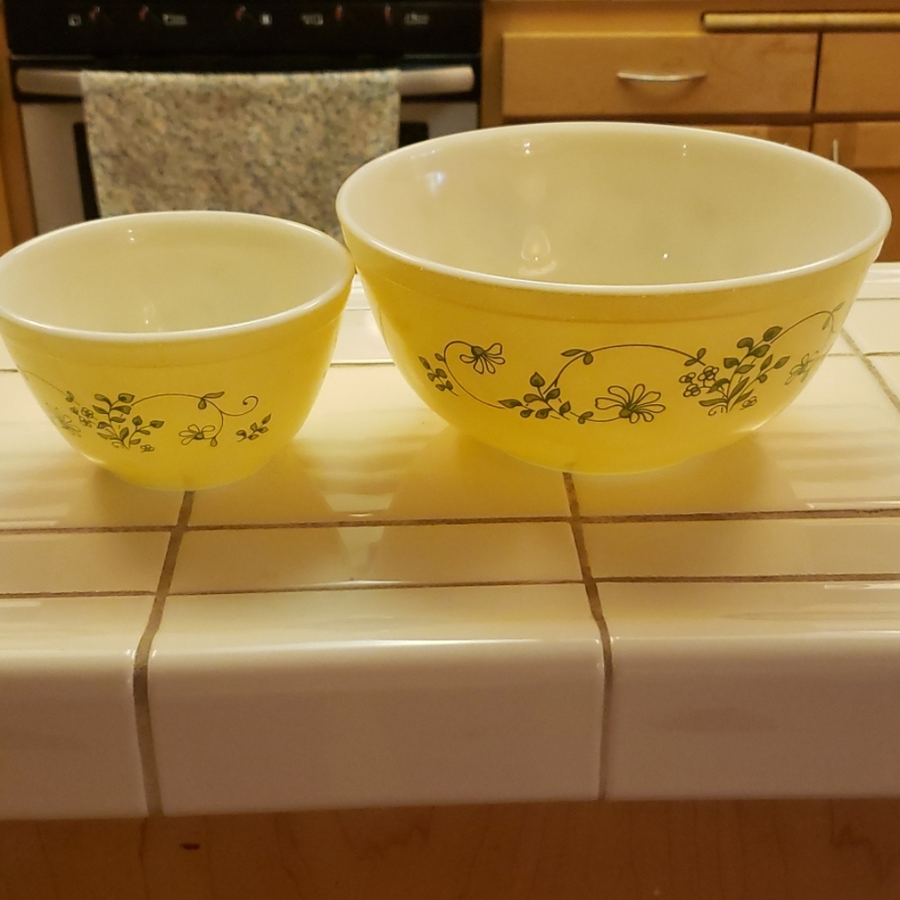 Pyex yellow bowls